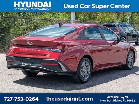 Used 2024 Hyundai Elantra SEL FWD image 5