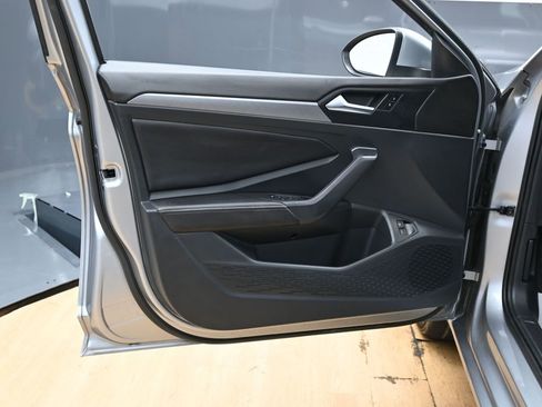 Used 2023 Volkswagen Jetta SE w/ Panoramic Sunroof Package image 38