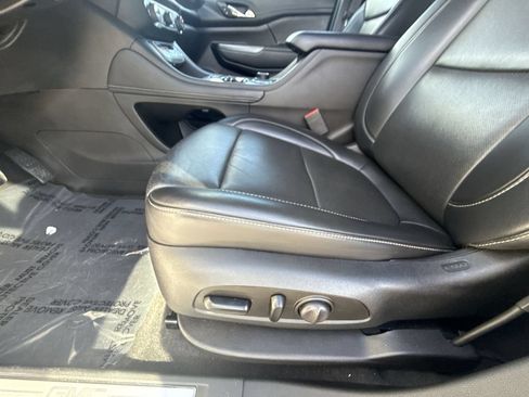Used 2023 GMC Acadia SLT FWD image 12