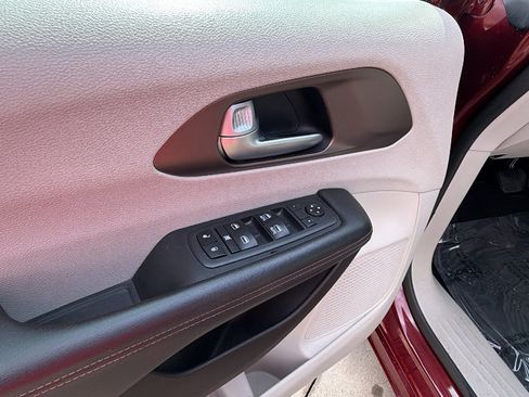 Used 2018 Chrysler Pacifica Touring-L w/ Tire & Wheel Group image 15