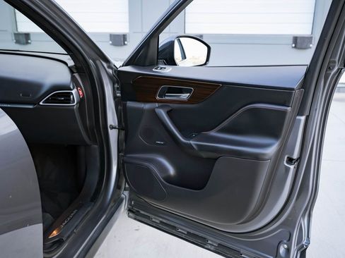 Used 2017 Jaguar F-PACE Prestige image 21