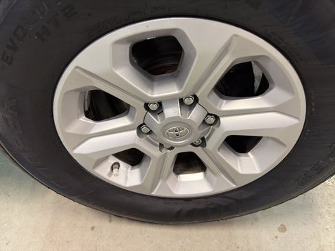 Used 2016 Toyota 4Runner SR5 AWD/4WD image 32