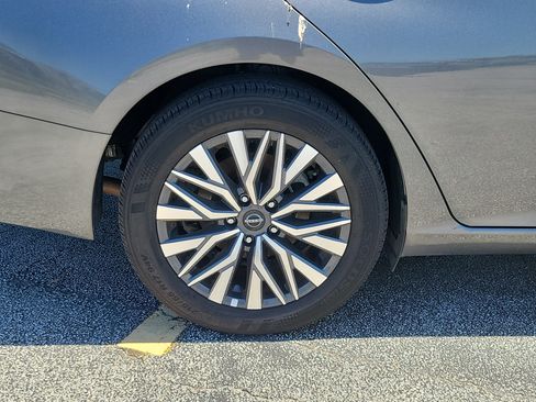 Used 2025 Nissan Altima 2.5 SV FWD image 5