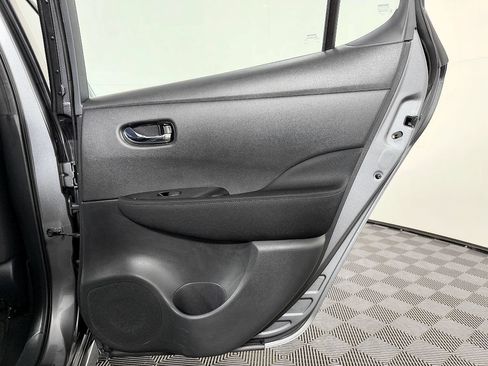 Used 2019 Nissan Leaf SV w/ SV Technology Package FWD image 39