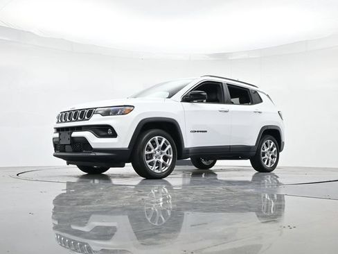 Used 2023 Jeep Compass Latitude AWD/4WD image 34