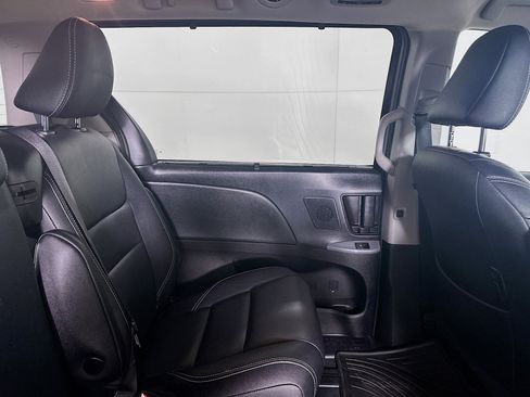 Used 2020 Toyota Sienna SE w/ SE Preferred Package image 32