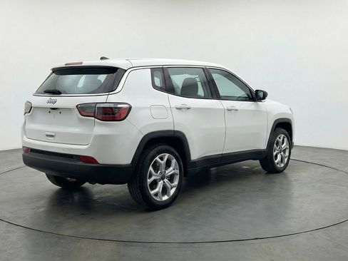 Used 2025 Jeep Compass Latitude AWD/4WD image 9