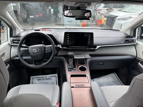 Used 2024 Toyota Sienna LE w/ LE Plus Package AWD/4WD image 6
