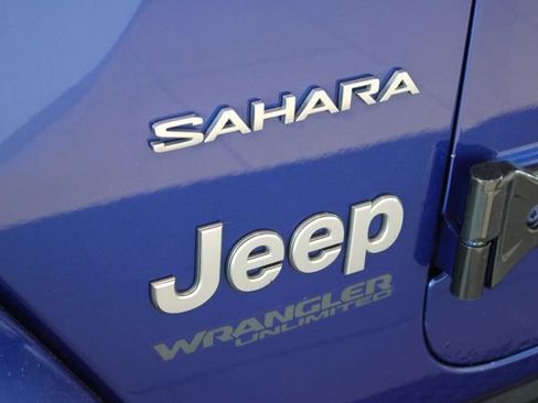 Used 2018 Jeep Wrangler Unlimited Sahara w/ LED Lighting Group AWD/4WD image 32