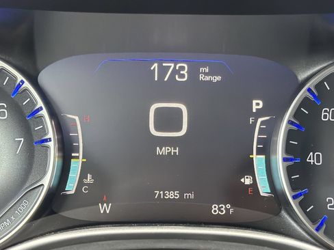 Used 2023 Chrysler Pacifica Touring-L FWD image 13