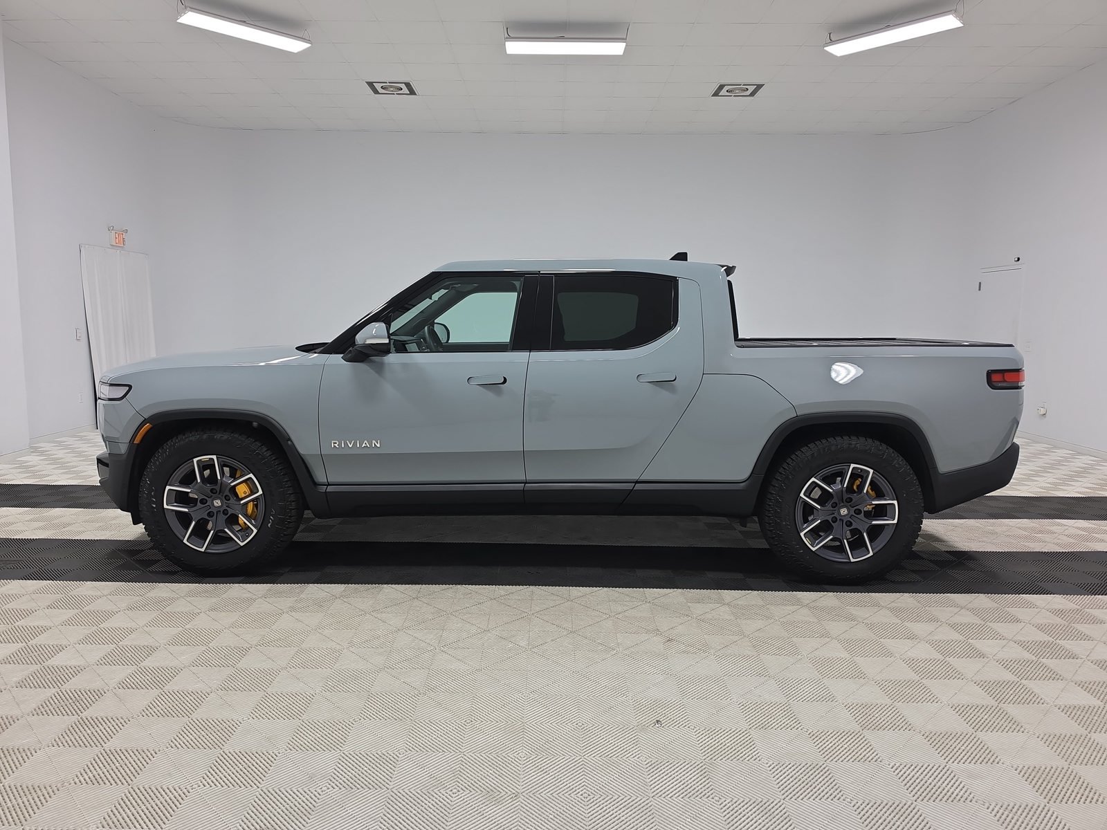 Used 2022 Rivian R1T Adventure AWD/4WD image 2