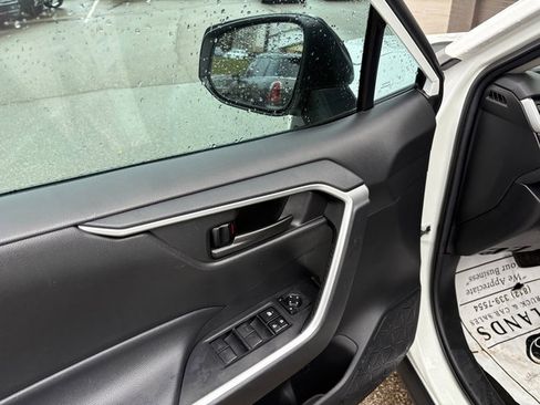 Used 2021 Toyota RAV4 LE image 10