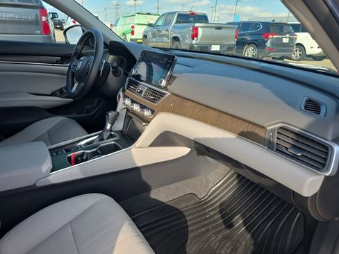 Used 2018 Honda Accord Touring image 17