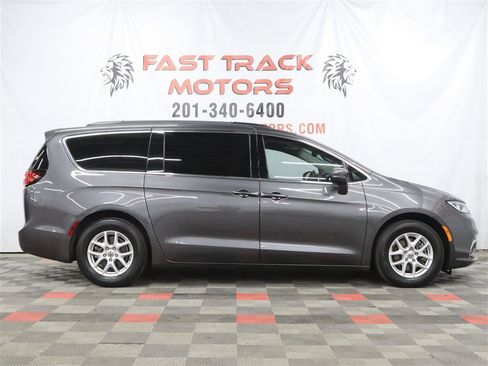 Used 2022 Chrysler Pacifica Touring-L FWD image 4