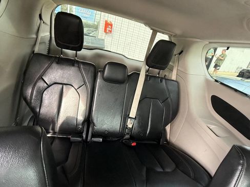 Used 2017 Chrysler Pacifica Touring-L image 13