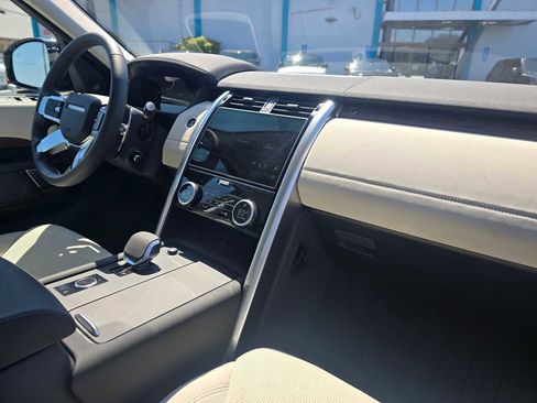 Used 2025 Land Rover Discovery S AWD/4WD image 9