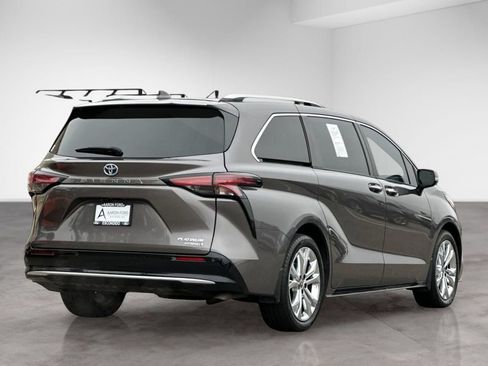 Used 2023 Toyota Sienna Platinum FWD image 5