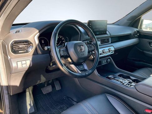 Used 2025 Honda Pilot TrailSport image 16
