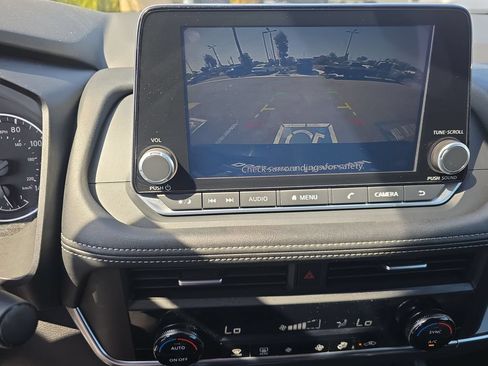 Used 2025 Nissan Rogue SV FWD image 18