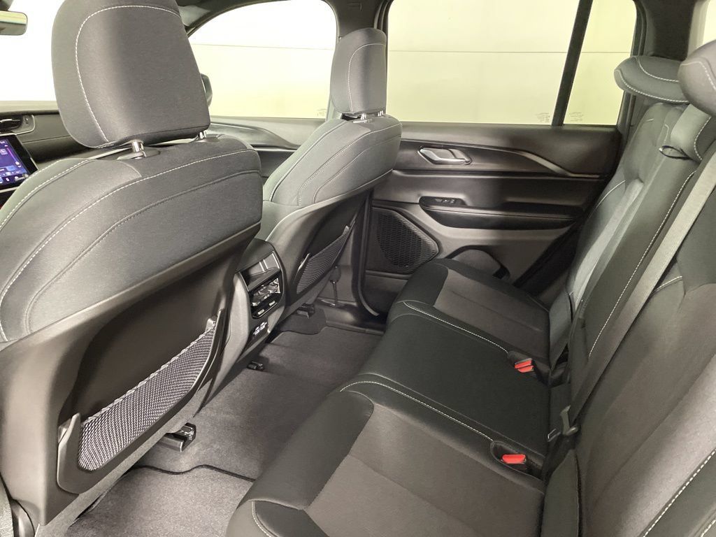 New 2025 Jeep Grand Cherokee Laredo X w/ Luxury Tech Group I AWD/4WD image 39