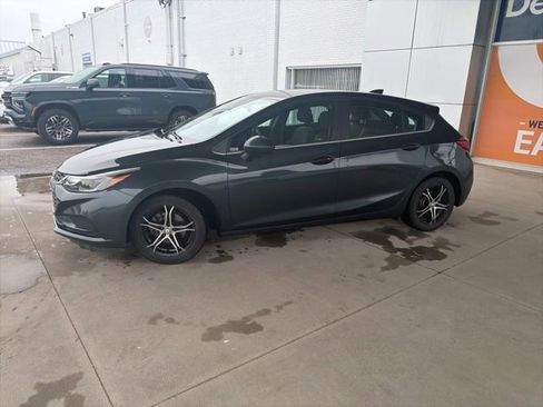 Used 2017 Chevrolet Cruze LT w/ Convenience Package FWD image 2