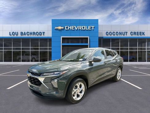 Used 2025 Chevrolet Trax LS w/ LS Convenience Package FWD image 4