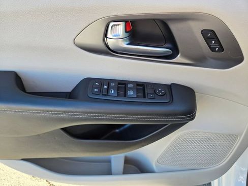 Used 2022 Chrysler Pacifica Touring-L FWD image 25