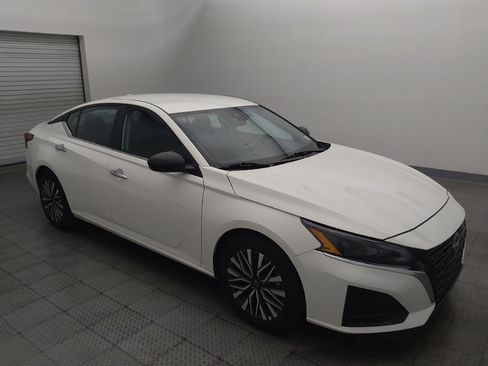 Used 2025 Nissan Altima 2.5 SV FWD image 11