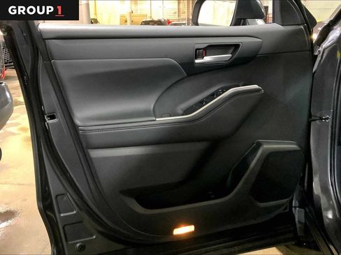 Used 2024 Toyota Highlander XLE image 21