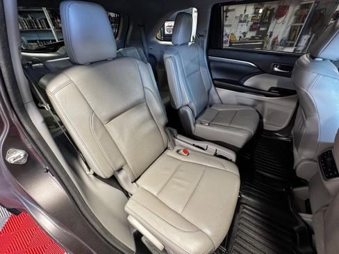 Used 2018 Toyota Highlander Limited Platinum FWD image 10