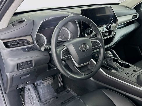 Used 2024 Toyota Highlander XLE image 9