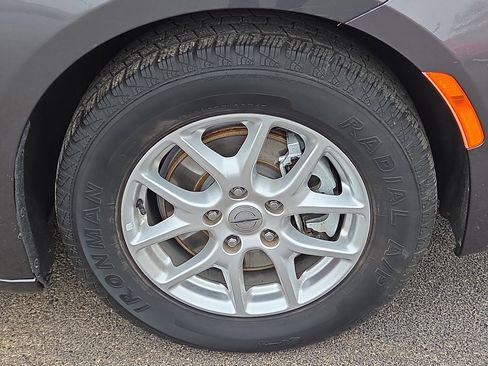 Used 2022 Chrysler Pacifica Touring-L image 7