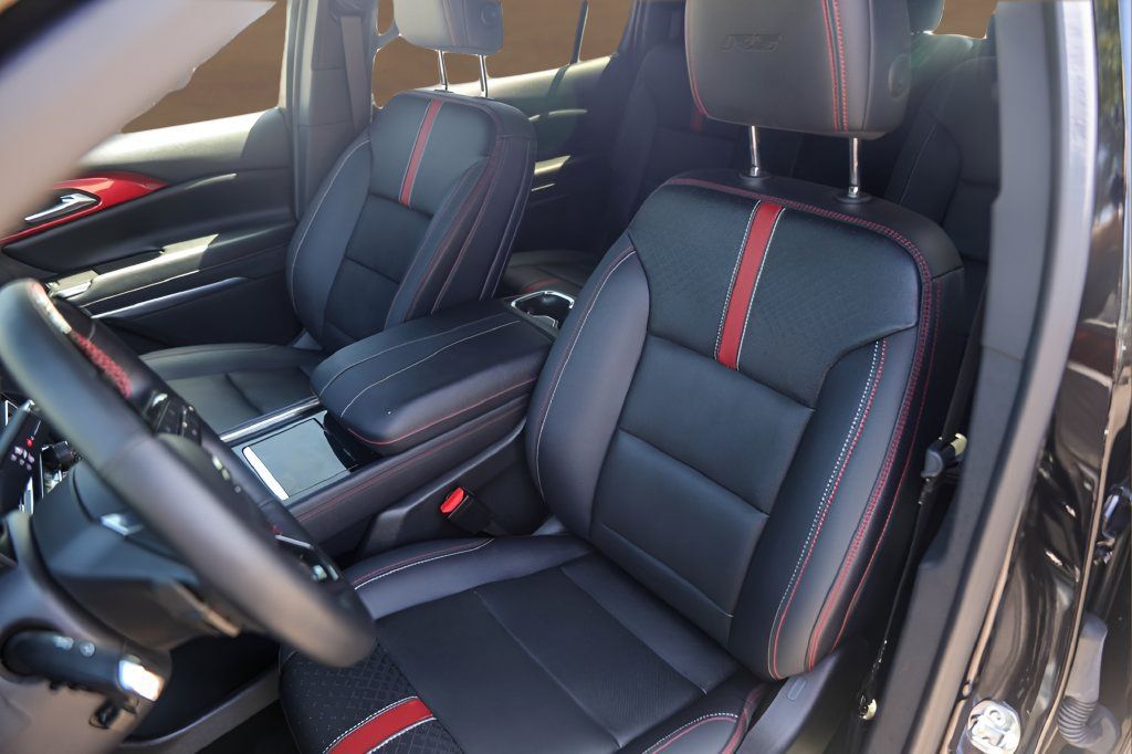 Used 2025 Chevrolet Traverse RS FWD image 7