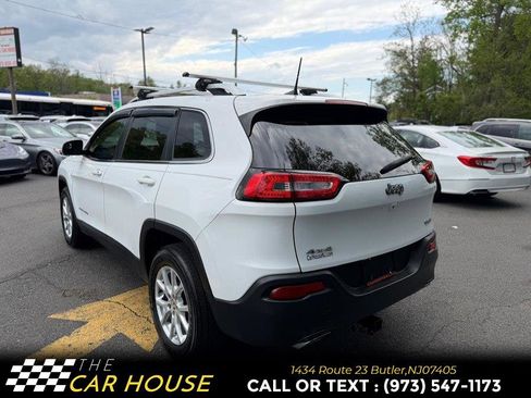 Used 2017 Jeep Cherokee Latitude w/ Comfort & Sound Group AWD/4WD image 3