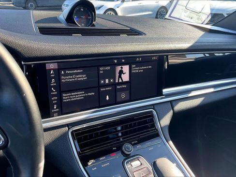 Used 2021 Porsche Panamera image 23