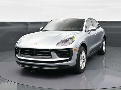 Certified 2025 Porsche Macan AWD/4WD image 27
