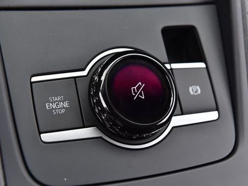 Certified 2025 Volkswagen Tiguan SE FWD image 17