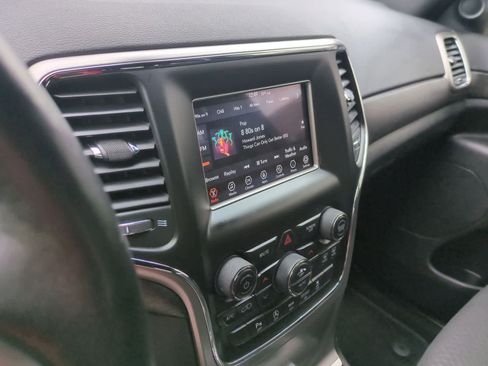 Used 2018 Jeep Grand Cherokee Laredo AWD/4WD image 27