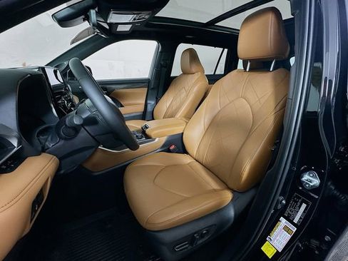 Used 2025 Toyota Highlander Platinum image 24