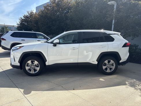 Used 2025 Toyota RAV4 XLE AWD/4WD image 9