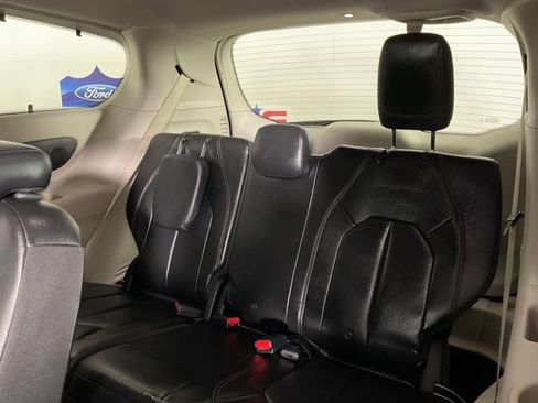 Used 2018 Chrysler Pacifica Touring-L Plus FWD image 17