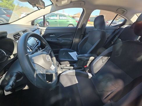 Used 2025 Nissan Versa SV image 9