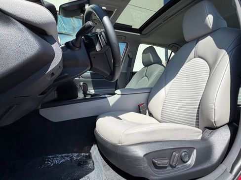 Used 2022 Toyota Camry SE w/ Cold Weather Package image 7