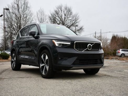 Certified 2025 Volvo XC40 B5 Plus image 28