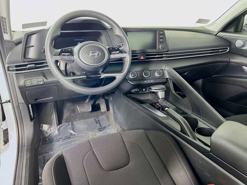 Used 2024 Hyundai Elantra SE image 9