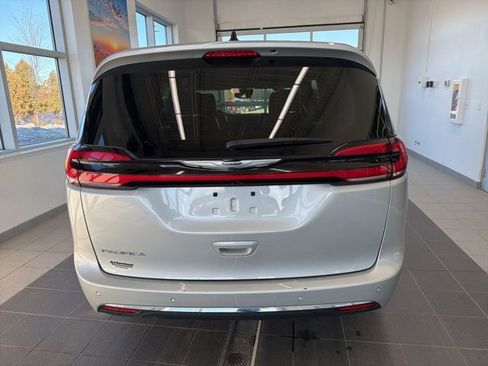 Used 2024 Chrysler Pacifica Touring-L image 4