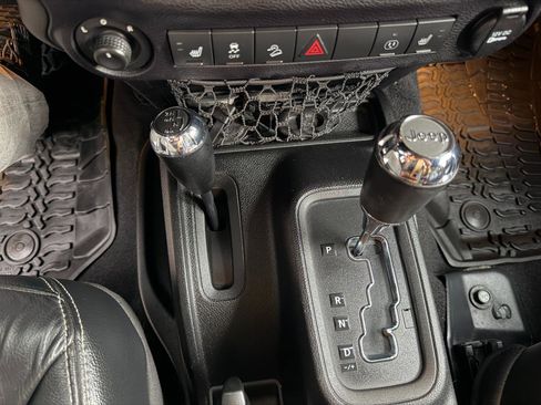 Used 2014 Jeep Wrangler Unlimited Sahara w/ Connectivity Group AWD/4WD image 20