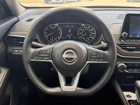Used 2025 Nissan Altima 2.5 SV FWD image 28
