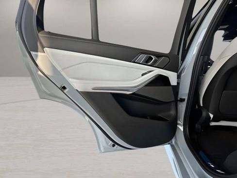 Used 2026 BMW X5 xDrive40i w/ M Sport Package image 27