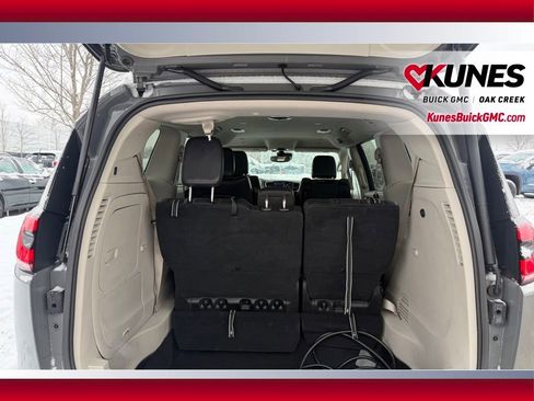 Used 2022 Chrysler Pacifica Touring-L w/ Uconnect Theater Family Group image 4